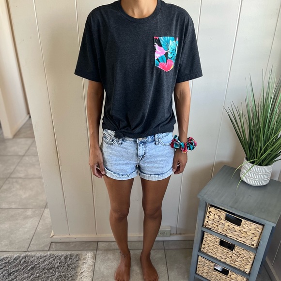 T-Shirt - Picture 2 of 9